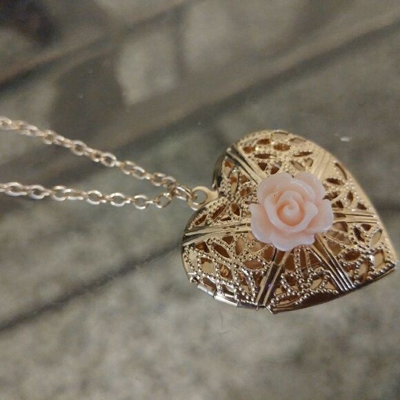 Heart locket damaged - Picture 4 of 12